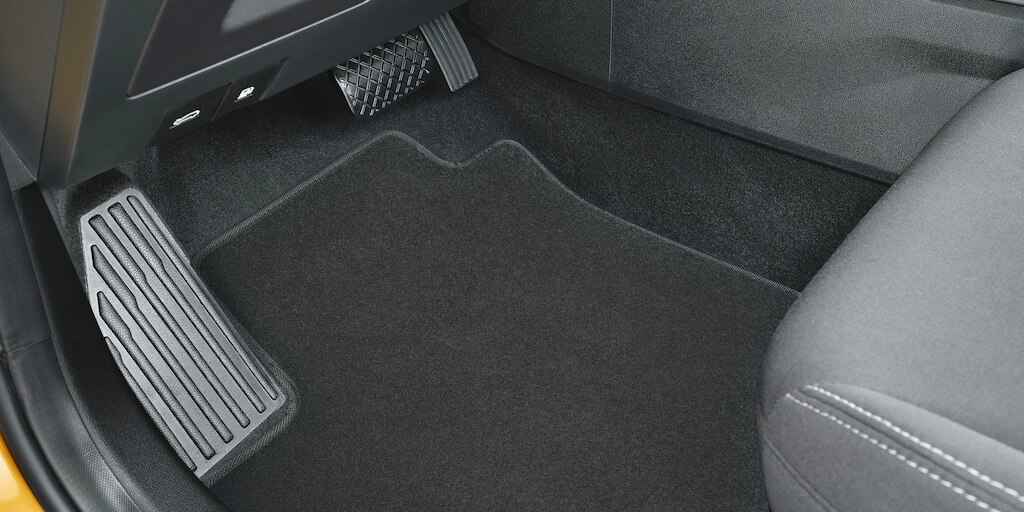 Equipa el interior de tu Chevrolet Aveo Hatchback 2024 con tapetes de alfombra