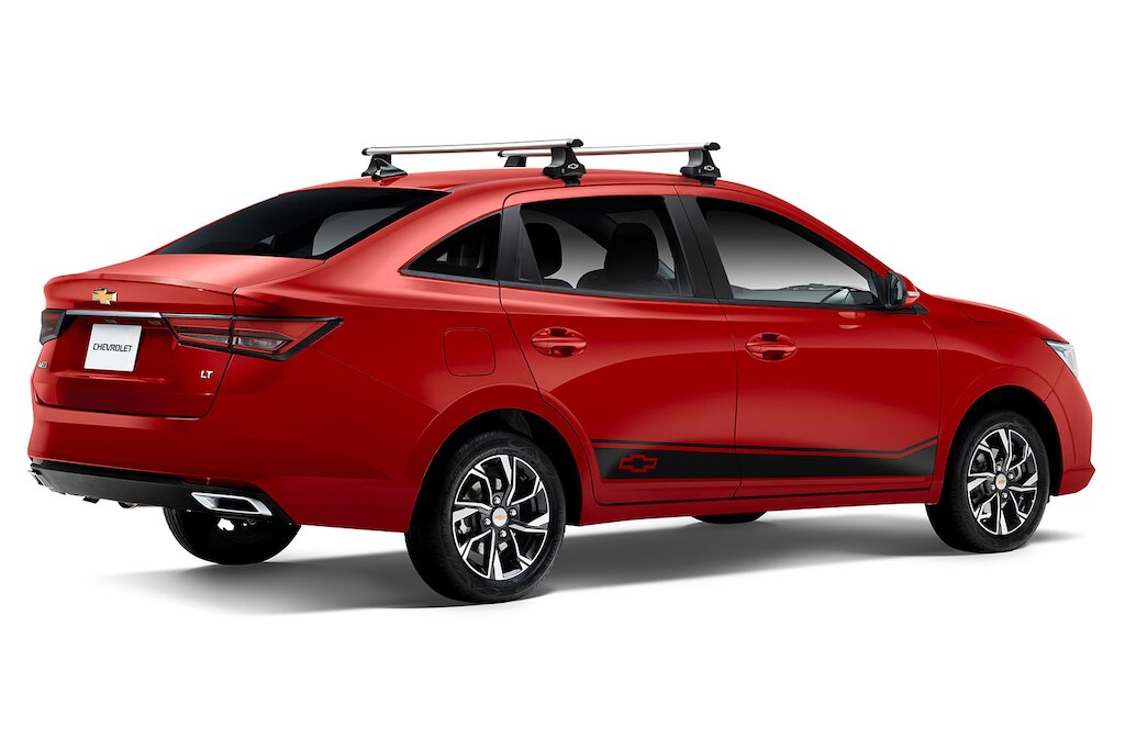 Accesorios externos disponibles: calcomanía lateral original para tu nuevo auto tipo sedán Chevrolet Aveo 2024