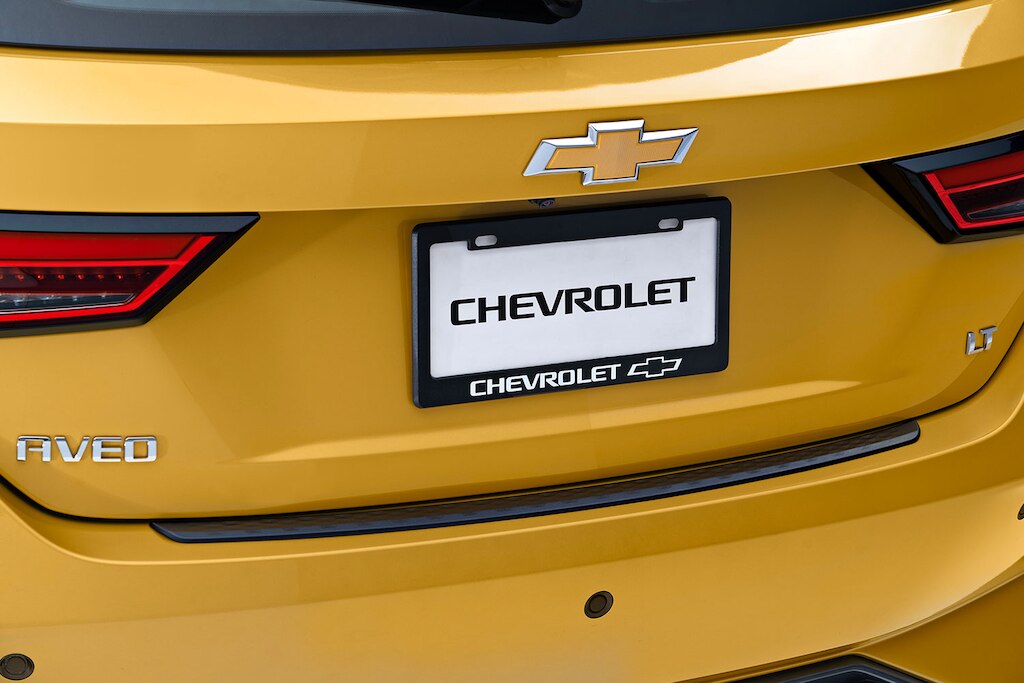Accesorios externos estéticos: porta placas para tu Chevrolet Aveo 2024 el nuevo auto tipo sedán.