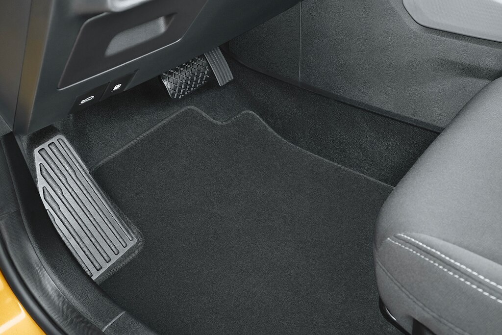 Accesorios internos de protección: tapetes de alfombra para conductor y pasajeros de tu auto tipo sedán Chevrolet Aveo 2024