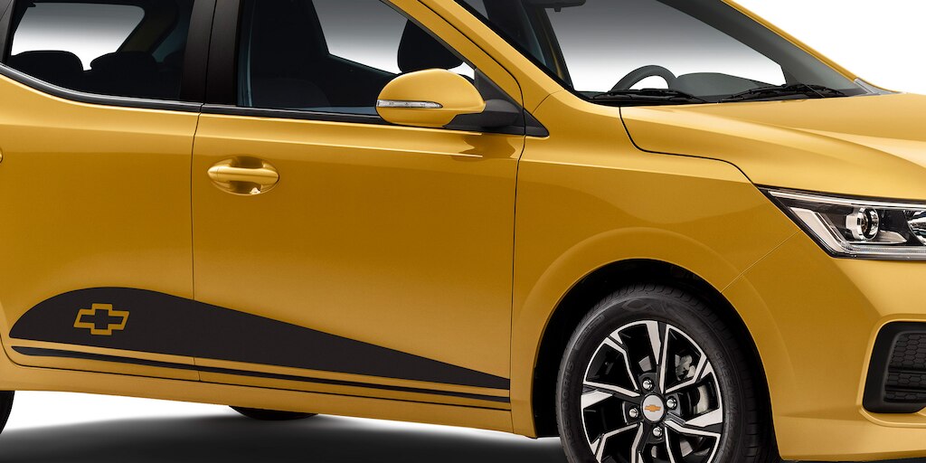 En el kit Adventure para Chevrolet Aveo 2024, encuentras accesorios como calcamonía inferior curva.