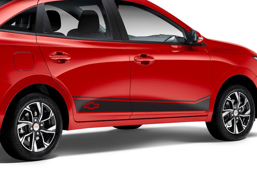 Calcomanía superior en el kit Appearance de accesorios originales para tu auto tipo sedán Chevrolet Aveo 2024