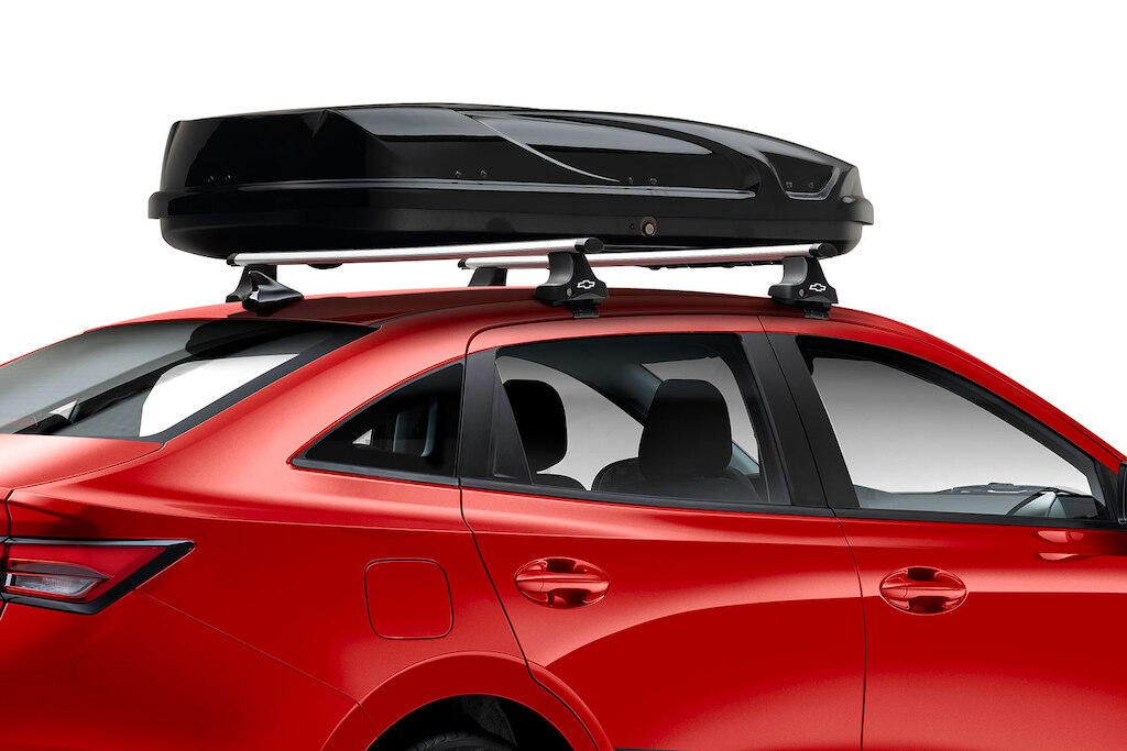 En el kit Adventure para Chevrolet Aveo 2024, encuentras accesorios como la concha portaequipaje para tu auto tipo sedán