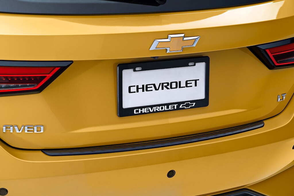 En el kit Appearance de accesorios originales para tu auto tipo sedán Chevrolet Aveo 2024 encuentras calcomanía porta placas
