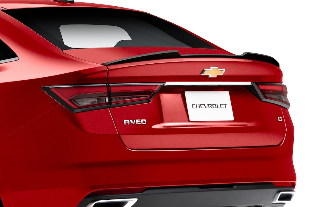 Con el alerón trasero incluido en el kit Sport, tu nuevo auto tipo sedán Chevrolet Aveo 2024 tiene un aspecto más deportivo