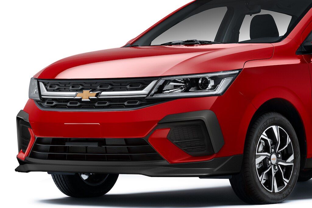 El kit Sport para Chevrolet Aveo 2024 incluye accesorios deportivos como el spoiler delantero para tu nuevo auto tipo sedán