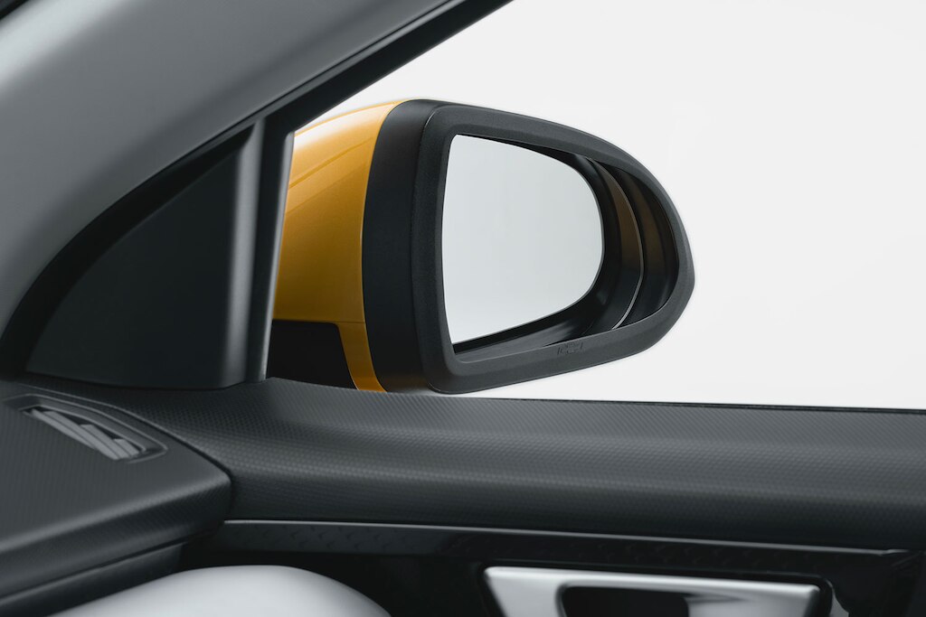 Marco protector de espejo disponible para tu auto tipo sedán Chevrolet Aveo 2024