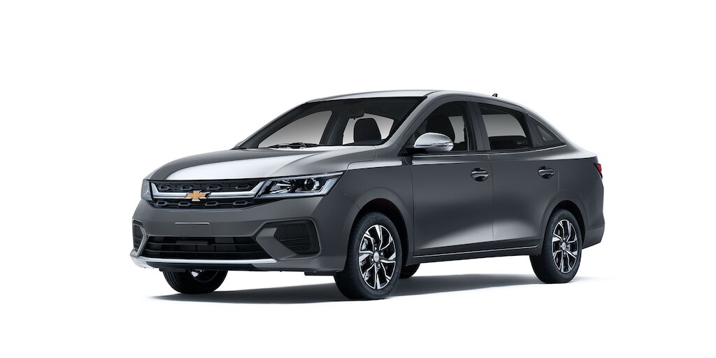 Nuevo auto tipo sedán Chevrolet Aveo 2024 en color acero metálico