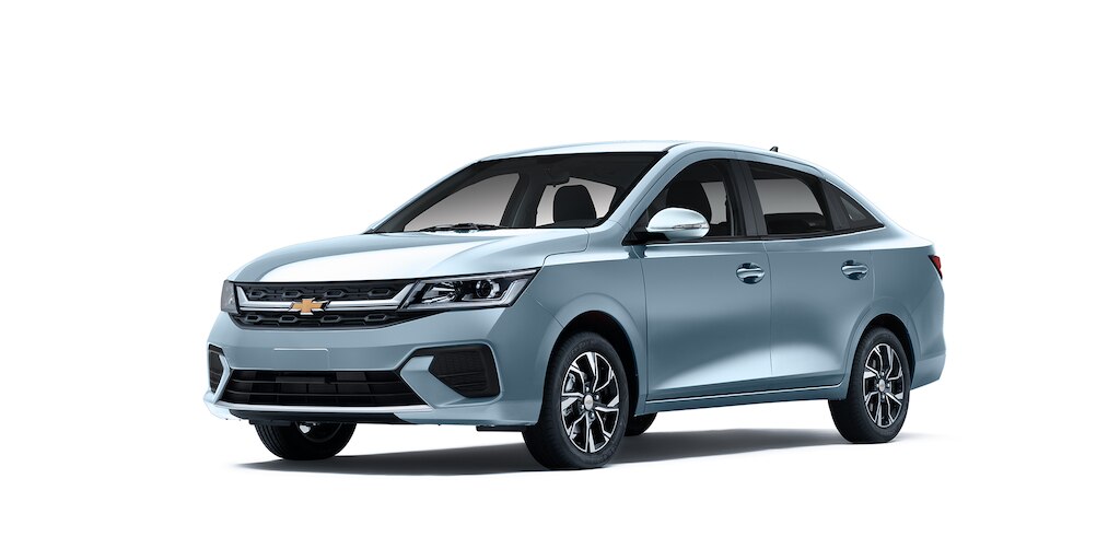 Nuevo auto tipo sedán Chevrolet Aveo 2024 en color azul persuación