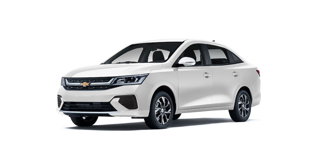 Nuevo auto tipo sedán Chevrolet Aveo 2024 en color blanco polar