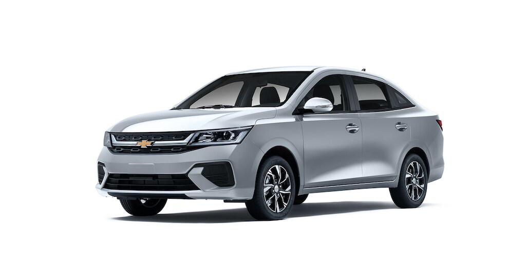 Nuevo auto tipo sedán Chevrolet Aveo 2024 en color plata metálico