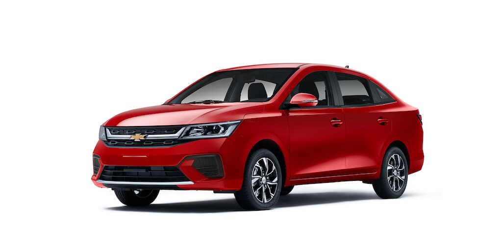 Nuevo auto tipo sedán Chevrolet Aveo 2024 en color rojo metálico