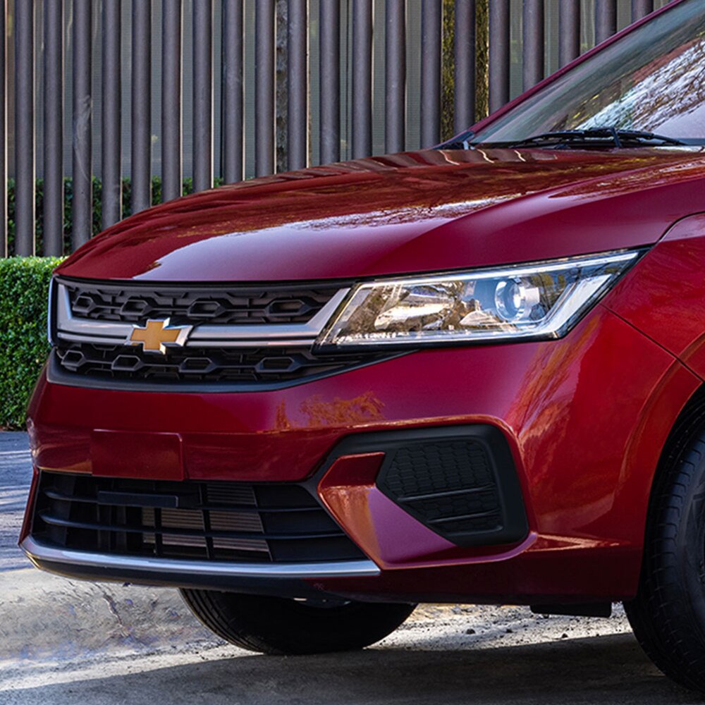 Parilla con detalles en combinación de cromo y negro brillante para el nuevo sedán Chevrolet Aveo 2024