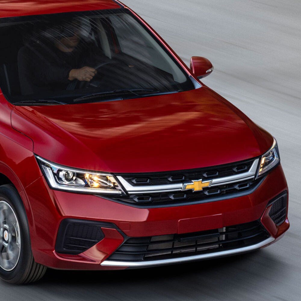 Nuevo Chevrolet Aveo 2024, sedán con faros delanteros de halógeno 