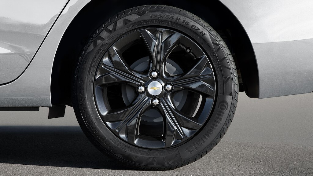 Rines en aluminio de 16 pulgadas color negro, son parte del kit black de accesorios para Chevrolet Onix 2024, sedán deportivo
