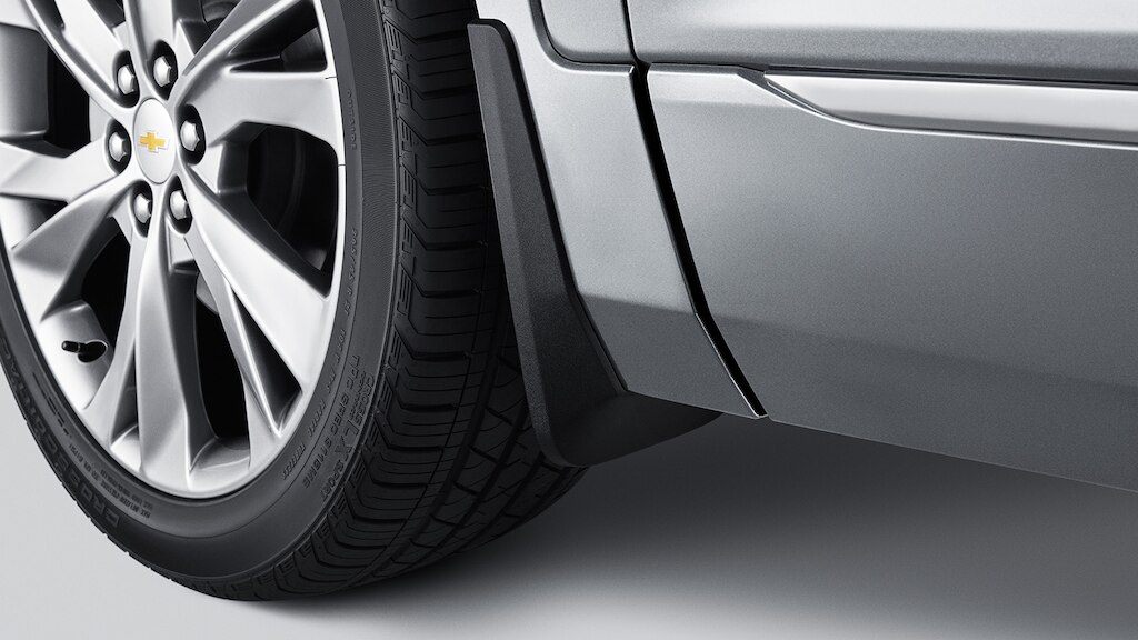 Añade las loderas moldeadas frontales en negro para tu camioneta mediana, Chevrolet Blazer 2024