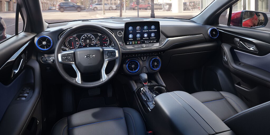 Nueva pantalla táctil a color de 11 pulgadas de alta resolución, reconocimiento de voz e interfaz con Siri Eyes Free y más