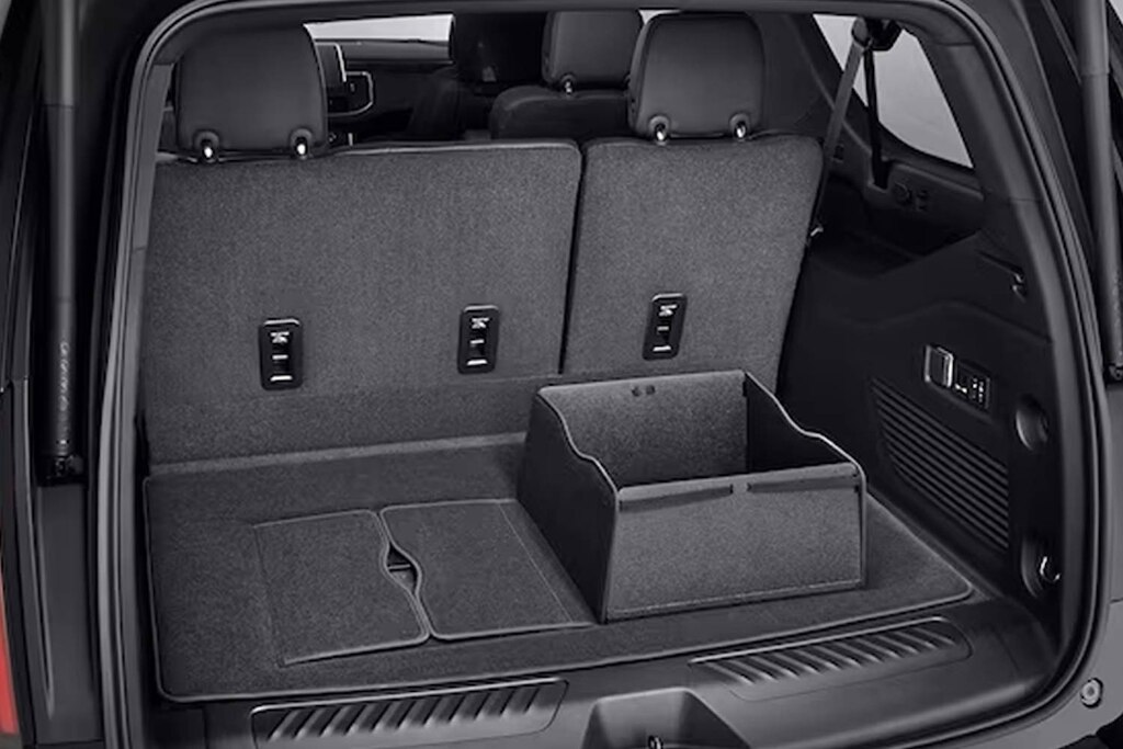 Tapete de alfombra de cajuela en negro con organizador integrado para Chevrolet Suburban 2024