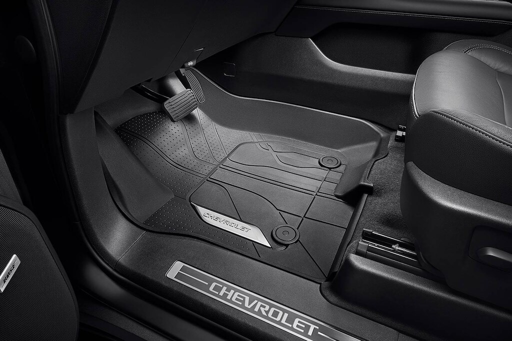 Tapete de vinil rígido 1ra fila en negro con emblema Chevrolet plateado para Suburban 2024