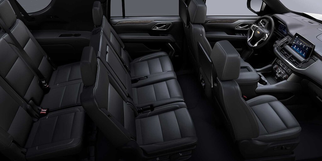 Chevrolet Suburban 2024 con interior en color piel negra