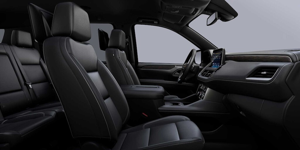 Chevrolet Suburban 2024 con interior en color piel negra