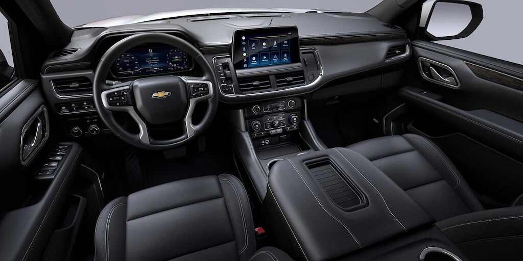 Chevrolet Suburban 2024 con interior en color piel negra