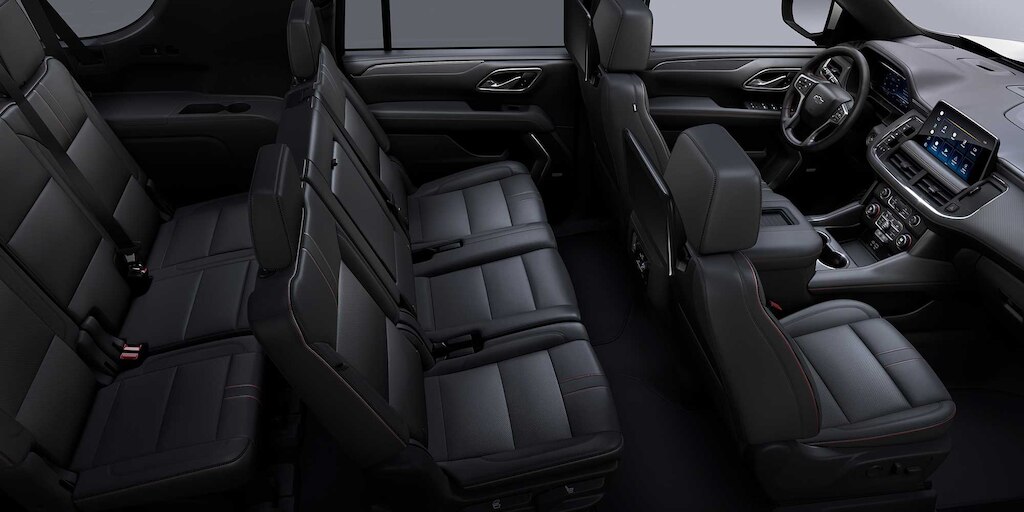 Chevrolet Suburban 2024 con interior en color piel negra con costuras rojas