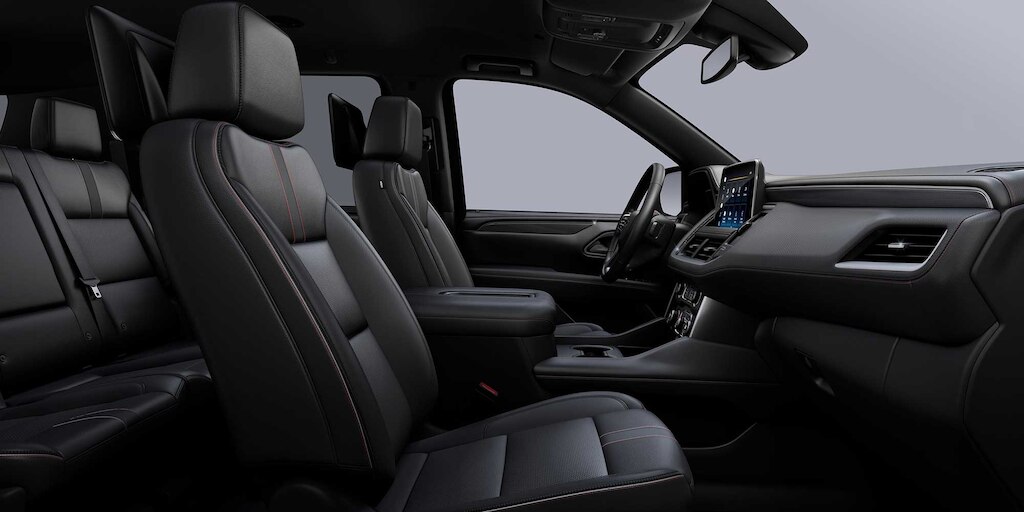 Chevrolet Suburban 2024 con interior en color piel negra con costuras rojas