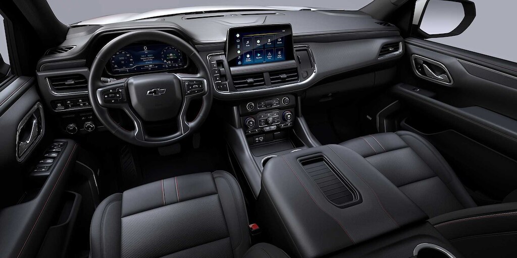Chevrolet Suburban 2024 con interior en color piel negra con costuras rojas