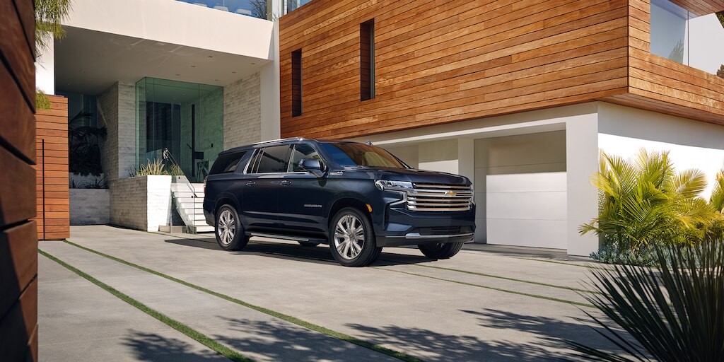 Chevrolet Suburban 2024, camioneta grande con rines en aluminio de 22 pulgadas y manijas al color de la carrocería