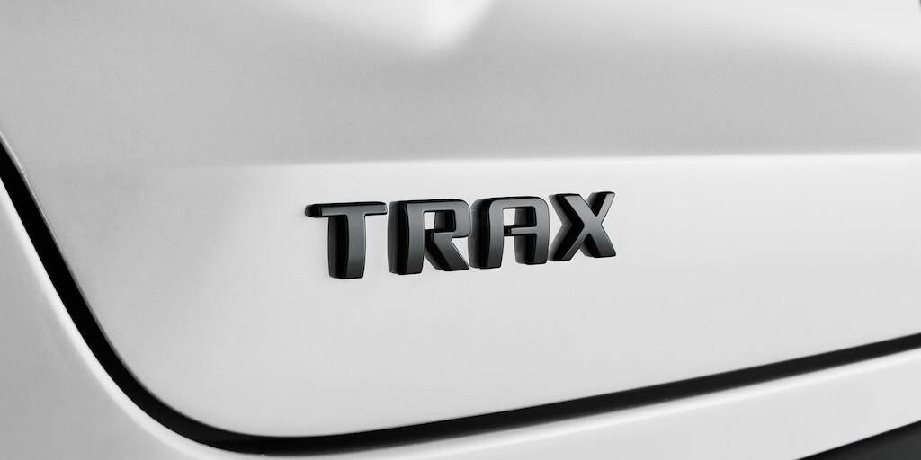 Emblema en negro para Chevrolet Trax 2024
