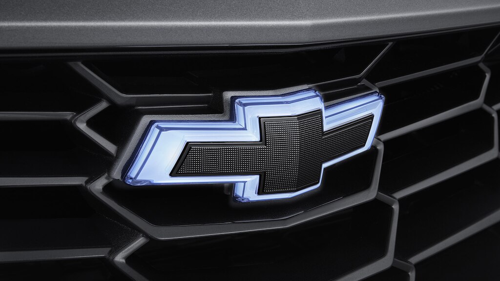 Emblema Chevrolet iluminado frontal en color negro para Camaro 2024