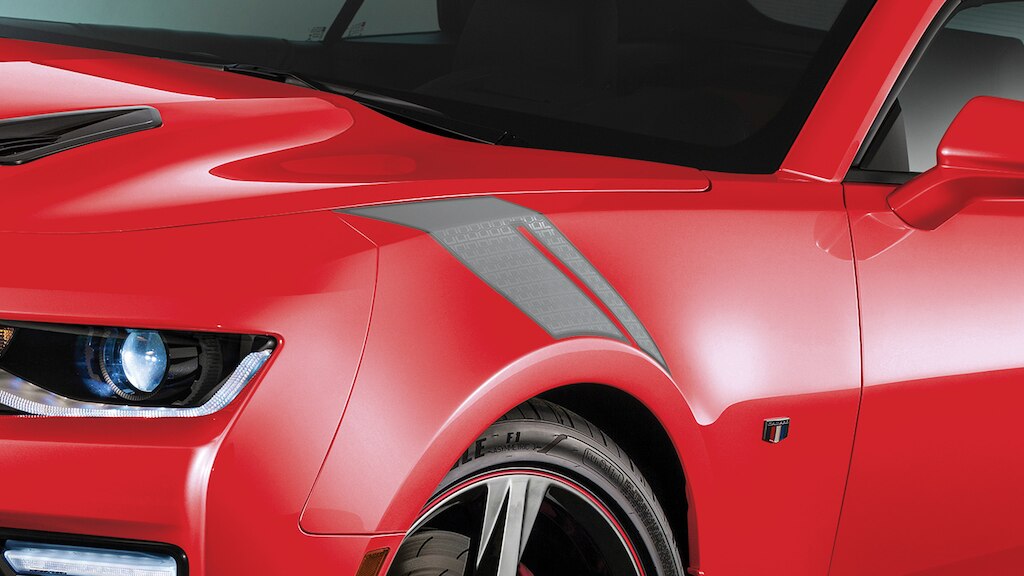 La calcomanía para salpicadera color plateado hace parte de los accesorios exteriores para Chevrolet Camaro 2024