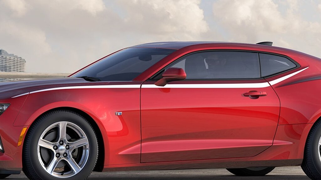 Las calcomanías laterales color plateado son accesorios exteriores para Chevrolet Camaro 2024