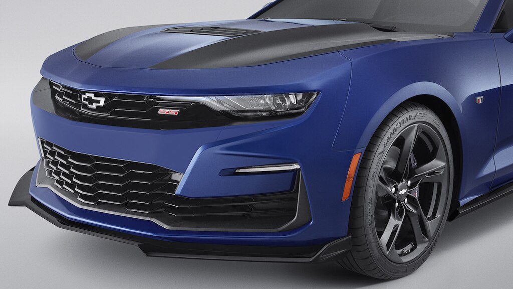 Extención de fascia frontal en color negro satinado para auto deportivo Chevrolet Camaro 2024