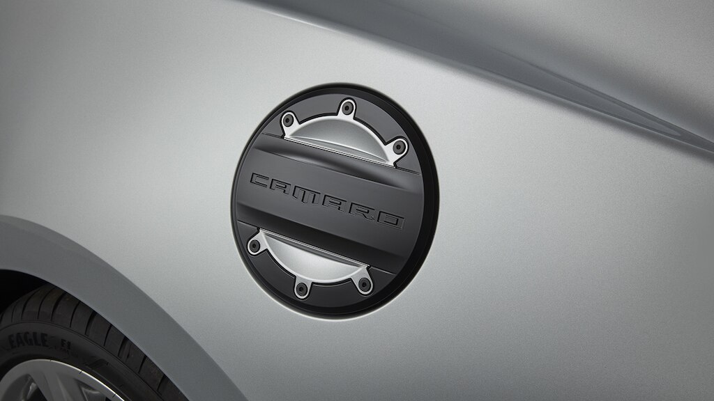 Tapa de gasolina color negro con emblema e insertos en plateados para auto deportivo Chevrolet Camaro 2024