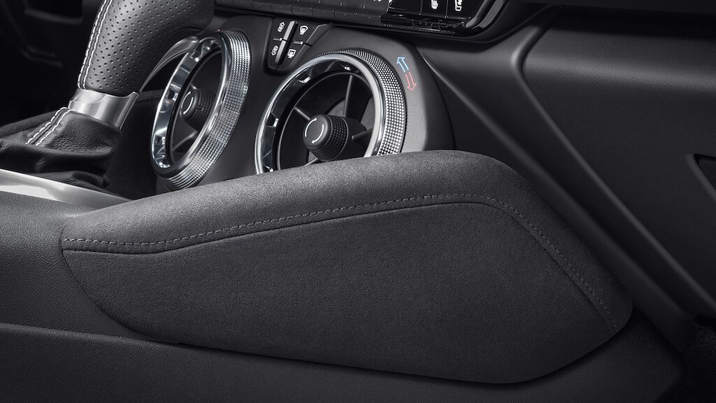 Kit en color negro para la consola de Chevrolet Camaro 2024