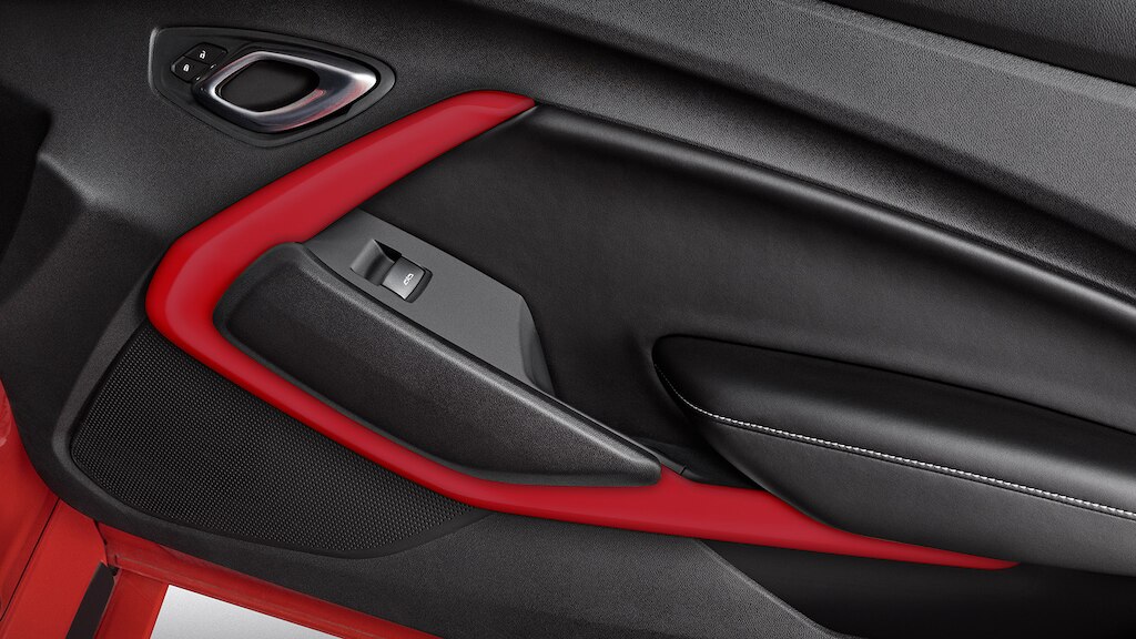 Kit en color rojo para el interior de las puertas de tu auto deportivo Chevrolet Camaro 2024