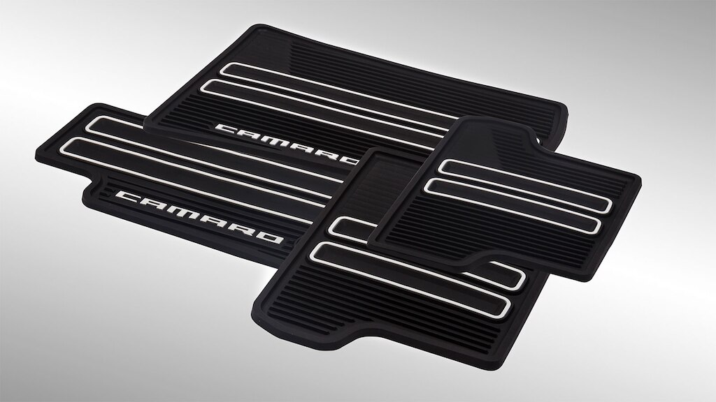 Tapetes de vinil frontales y traseros color negro con emblema para Chevrolet Camaro 2024, auto deportivo