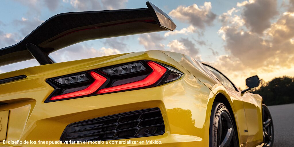 Chevrolet Corvette Z06 2025, con spoiler de ala alta y gran diseño aerodinámico de fuerza descendente