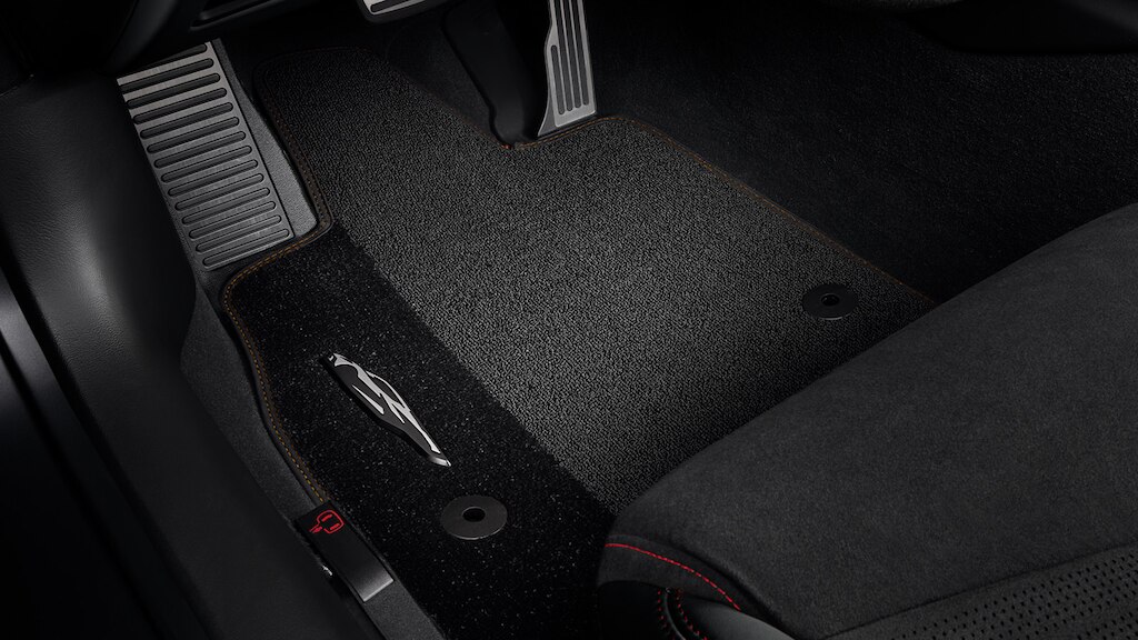 Alfombra para primera fila color beige disponible para Chevrolet Corvette Stingray 2025
