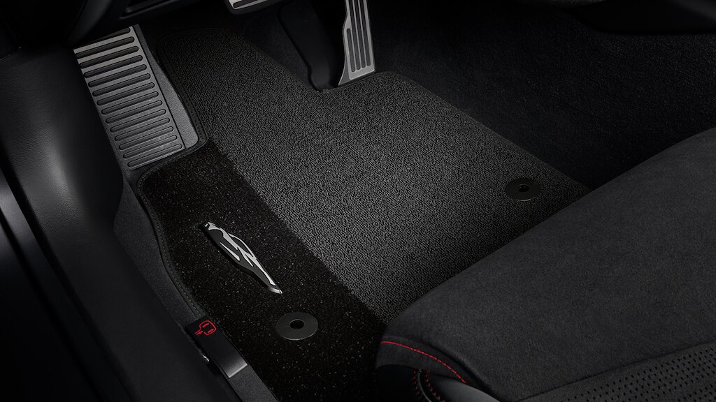 Alfombra para primera fila color gris disponible para Chevrolet Corvette Stingray 2025