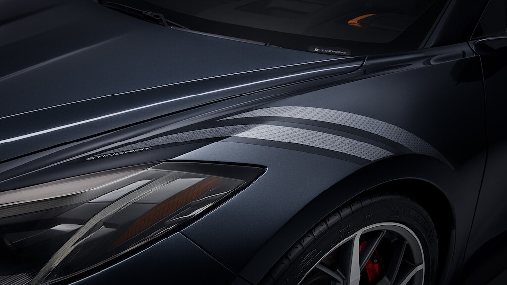 Calcomanía para salpicadera con detalles plateados de Chevrolet Corvette Stingray 2025