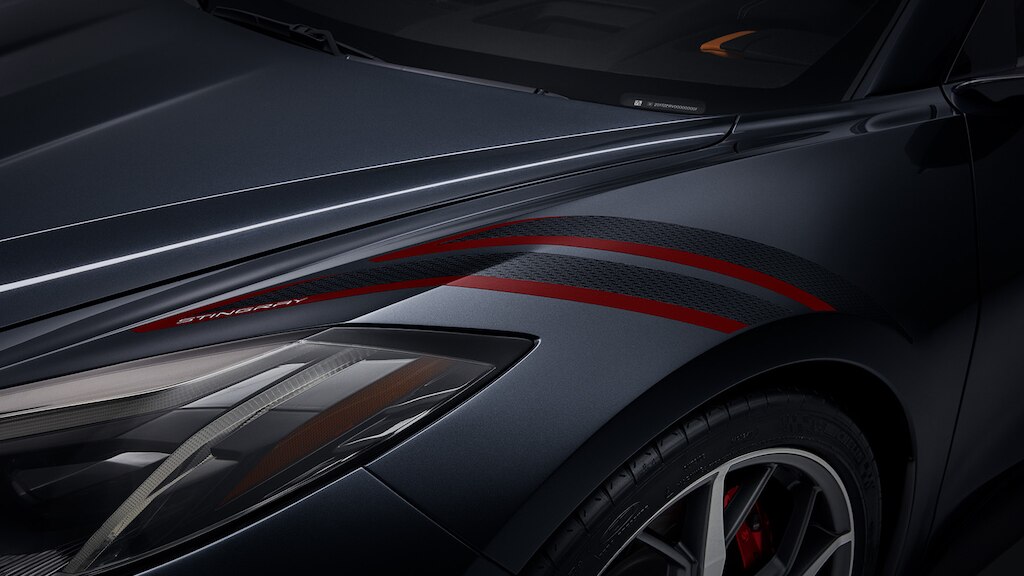 Calcomanía para salpicadera con detalles en color rojo de Chevrolet Corvette Stingray 2025