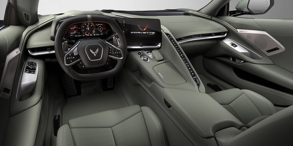 Auto deportivo de lujo Chevrolet Corvette Stingray 2025, con terminado interior color Artemis Green