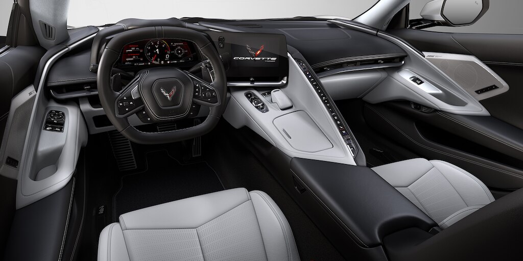 Auto deportivo de lujo Chevrolet Corvette Stingray 2025, con detalles interiores color Jet Black y Sky Cool Gray