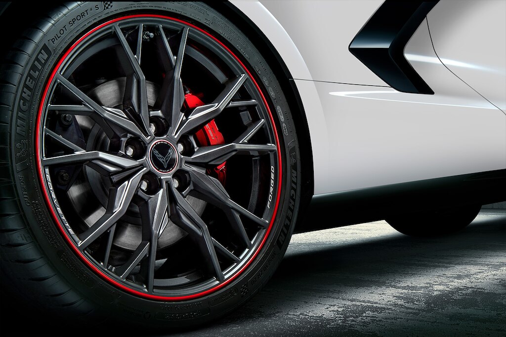 Corvette Stingray 2025, carro deportivo de lujo con llantas Michelin PS4