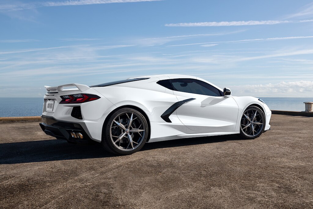 Corvette Stingray 2025, carro deportivo de lujo con sistema de escapes de 4 puntas