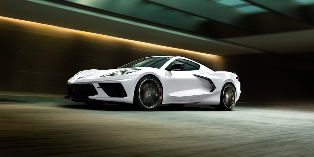 Nuevo Chevrolet Corvette 2025, carro deportivo de lujo con franjas deportivas y acentos en fibra de carbono