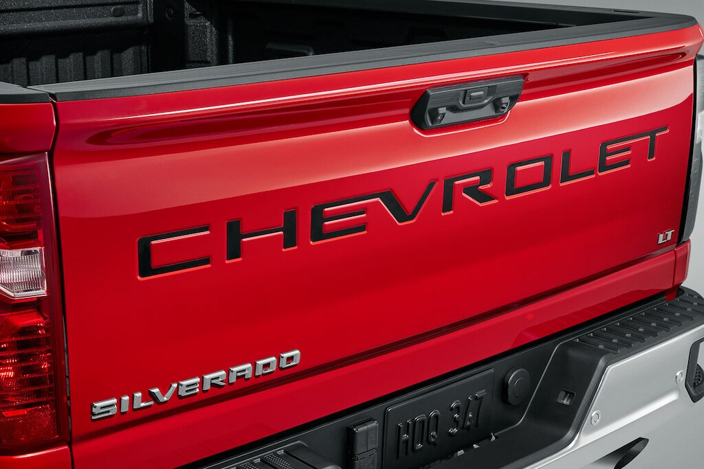 Letras Chevrolet color plateado para puerta de caja para Cheyenne ZR2 BISON 2024